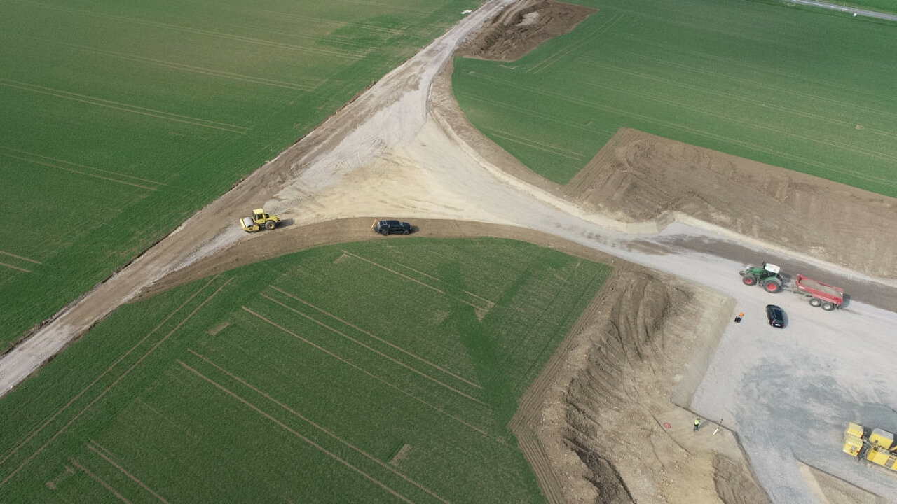 Bautellenzufahrt auf einer landwirtschaftlich genutzten Fläche.