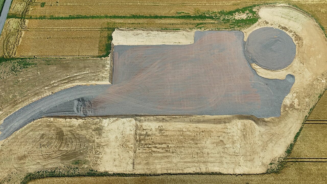 Das Fundament hat einen Durchmesser von rund 25 Metern und die Einbindungstiefe beträgt weniger als einen halben Meter. Die Kranstellflächen sind errichtet und die Fläche bereit für den Fundamentbau.