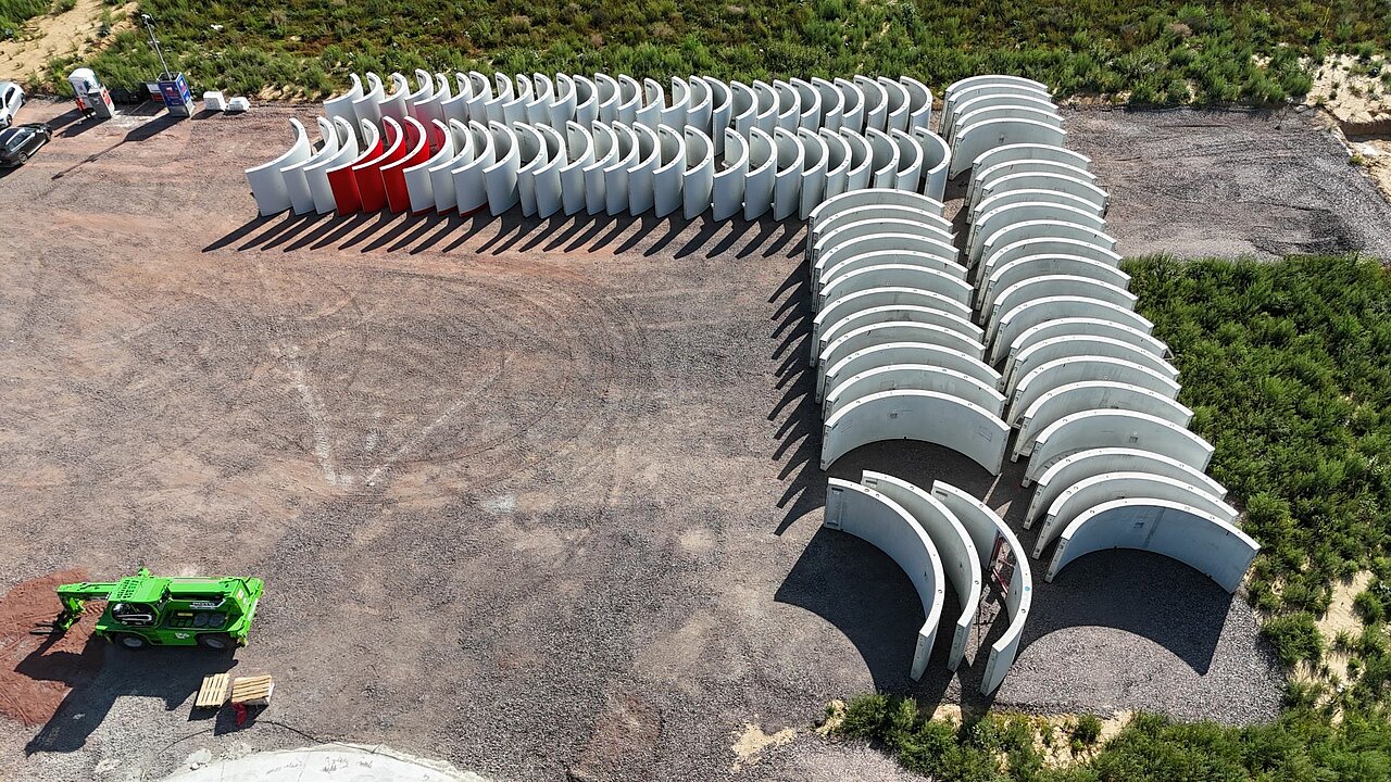 Im September erfolgt die Lieferung der Betonturmteile für die Windenergie-Anlagen. Die Turmteile wurden geliefert und liegen bereit für den Turmbau.